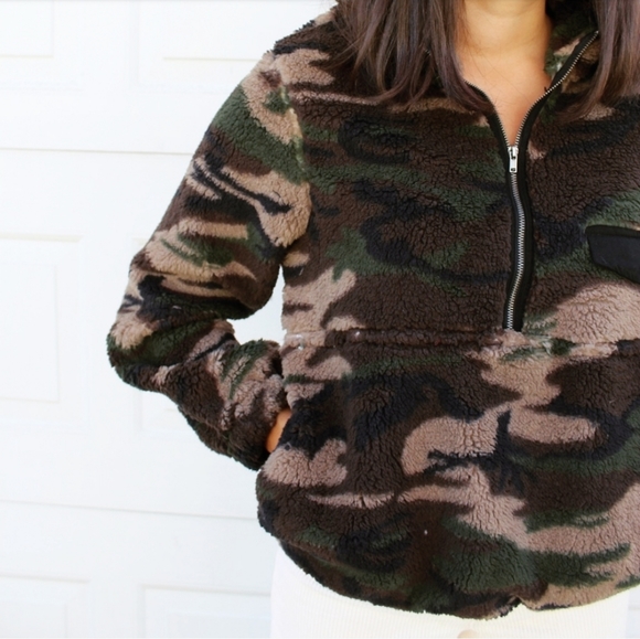 🚨//Fall Favorite Collection//Camo Fluffy Pullover - Picture 3 of 8